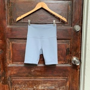 LIKE NEW ! Lululemon Wunder Train High-Rise Short 6"
Chambray